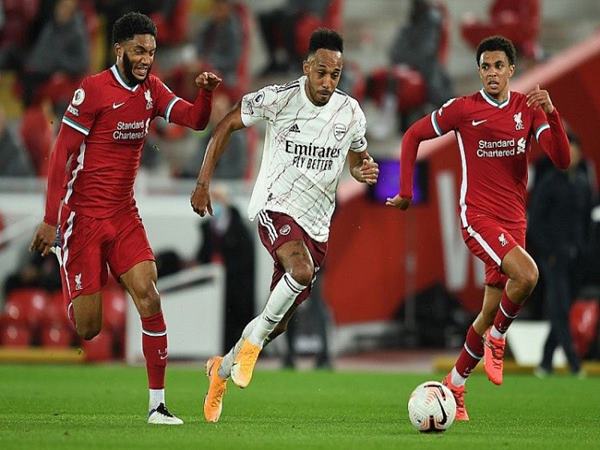 Arsenal đối đầu với Liverpool